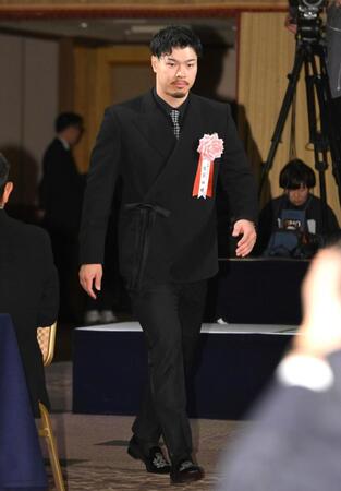 　入場する佐藤輝（撮影・堀内翔）