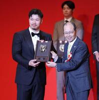 　王貞治氏（右）からベストナインの盾を受け取る佐藤輝（撮影・西岡正）