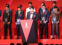 　スピーチする佐藤輝（撮影・西岡正）