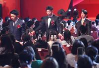 　ファンとタッチを交わす佐藤輝（中央）＝撮影・西岡正