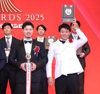 　佐藤輝（左）の横で縦を掲げる森下（撮影・西岡正）