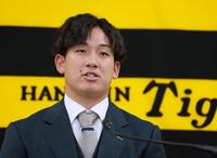 　契約更改を終えて会見する伊原（撮影・立川洋一郎）