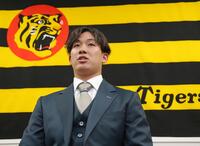 　契約を更改し会見に臨む伊原（撮影・立川洋一郎）