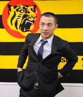 　契約更改後の会見を終えて席を立つ熊谷（撮影・立川洋一郎）