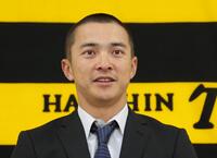 　契約更改を終えて会見に臨む熊谷（撮影・立川洋一郎）