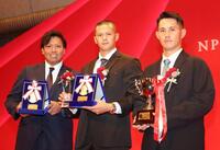 　ファーム表彰式に出席した（左から）知念、能登、大川（撮影・石井剣太郎）