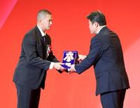 　イースタン・リーグ投手３冠を獲得した能登（左）＝撮影・石井剣太郎