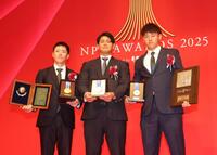 　ファーム表彰式に出席した（左から）福島、岡留、早川（撮影・石井剣太郎）