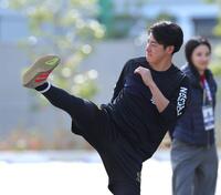 　練習中、右ハイキックを見せる下村（撮影・北村雅宏）