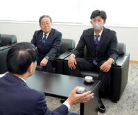 　防府市役所へ表敬訪問し、池田豊防府市長（手前）と懇談する阪神ドラフト１位・立石（右）＝撮影・立川洋一郎