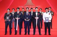 　トロフィーを持ち、笑顔を見せる（前列左から）大山、才木、藤川監督、佐藤輝、森下（後列同）中野、石井、坂本、近本、村上＝２６日