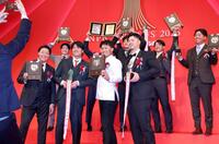 　トロフィーを持ち、ポーズを決める（前列左から）大山、才木、森下、佐藤輝ら＝２６日