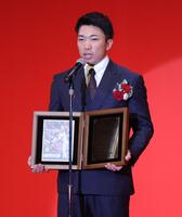 　コミッショナー特別表彰特別賞を受賞し、スピーチする石井＝２６日