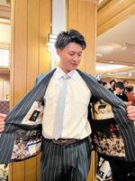 　森下のスーツの裏地は甲子園仕様？に（撮影・田中政行）