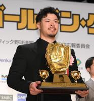 　ゴールデン・グラブ賞を受賞した佐藤輝（撮影・堀内翔）