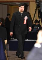 　入場する佐藤輝（撮影・堀内翔）