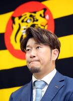 　契約を更改し会見する岩貞（撮影・山口登）