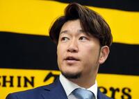 　契約を更改し会見する岩貞（撮影・山口登）