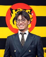 　契約更改を終え、会見する伊藤将（撮影・山口登）