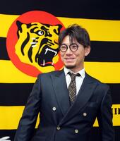 　契約更改を終え、会見する伊藤将（撮影・山口登）