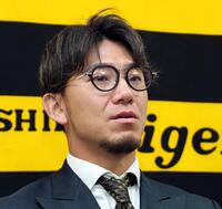 　契約更改を終え、会見する伊藤将（撮影・山口登）