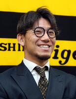 　契約更改を終え、会見する伊藤将（撮影・山口登）