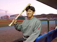 　懐かしのベンチへ腰かけ笑顔を見せるドラフト１位・立石（撮影・立川洋一郎）