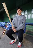 　懐かしのベンチへ腰かけ笑顔を見せるドラフト１位・立石（撮影・立川洋一郎）