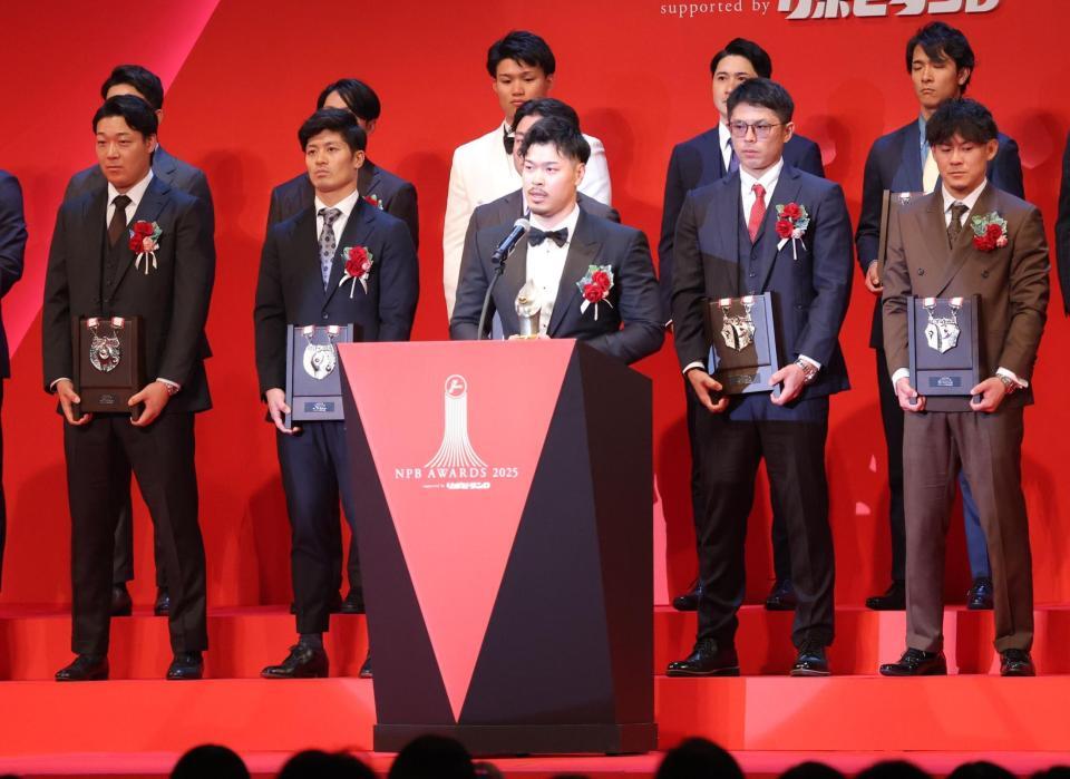 　スピーチする佐藤輝（撮影・西岡正）