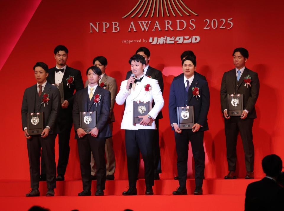 　受賞者の中央でスピーチする森下（撮影・西岡正）