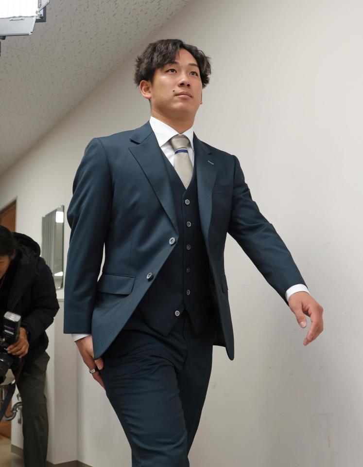 　契約更改後、会見の席へ向かう伊原（撮影・立川洋一郎）