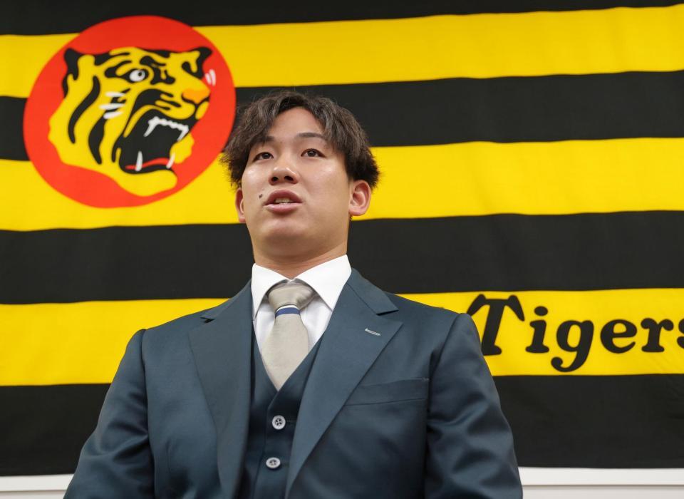 　契約を更改し会見に臨む伊原（撮影・立川洋一郎）