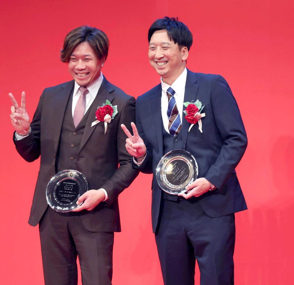 　記念撮影でカムバック賞の大野（左）と並んでピースサインする藤川監督（撮影・西岡正）