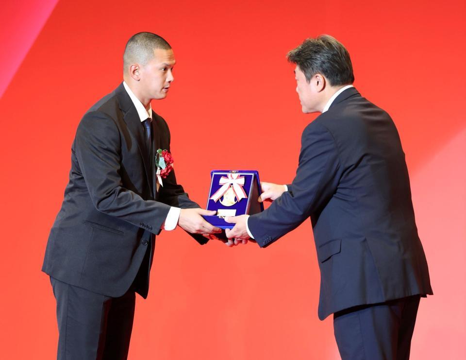 　イースタン・リーグ投手３冠を獲得した能登（左）＝撮影・石井剣太郎