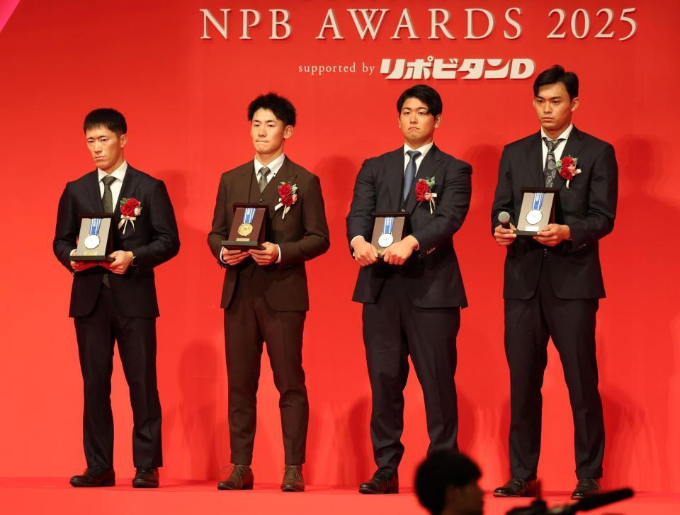 　ウエスタン・リーグ記録部門表彰を受けた（左から）福島、尾田、岡留、佐藤（撮影・石井剣太郎）