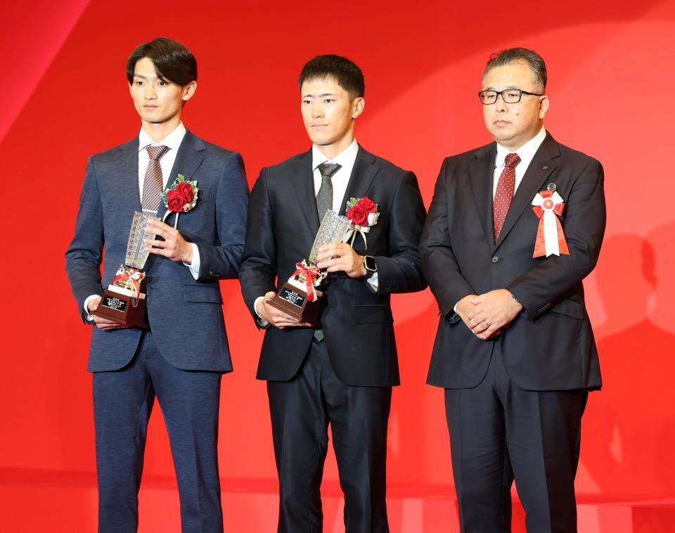 　デイリースポーツ選定「技能賞」を受賞した（左から）辰見、福島。右はデイリースポーツ・岩本コンテンツ局次長（撮影・石井剣太郎）