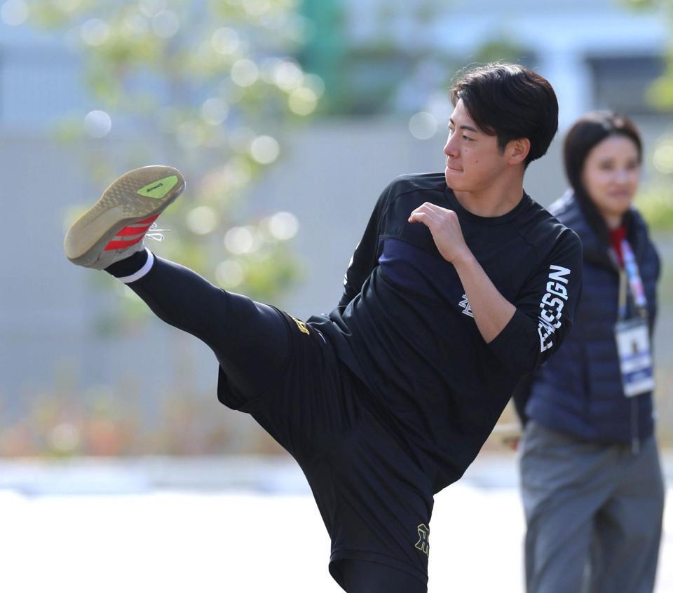　練習中、右ハイキックを見せる下村（撮影・北村雅宏）