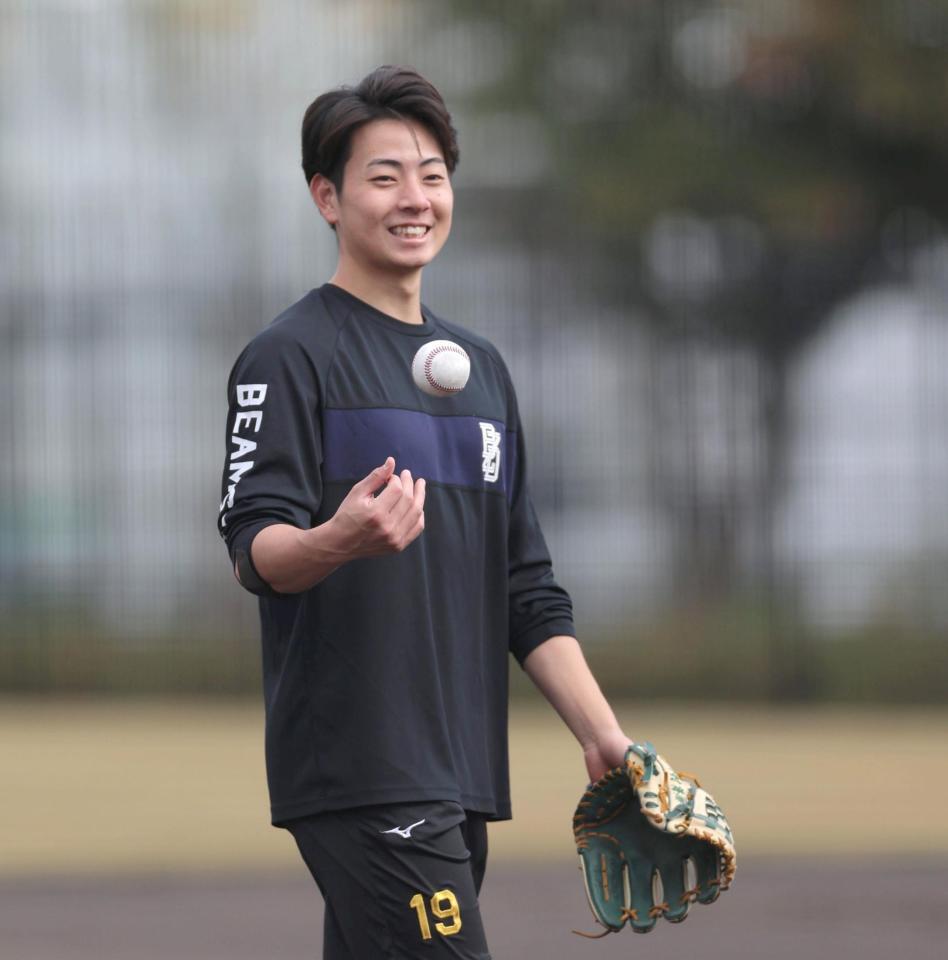 　練習中に笑顔を見せる下村（撮影・北村雅宏）