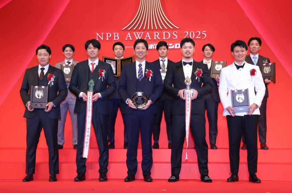 　トロフィーを持ち、笑顔を見せる（前列左から）大山、才木、藤川監督、佐藤輝、森下（後列同）中野、石井、坂本、近本、村上＝２６日