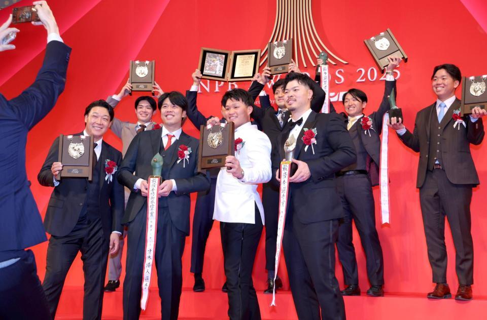 　トロフィーを持ち、ポーズを決める（前列左から）大山、才木、森下、佐藤輝ら＝２６日