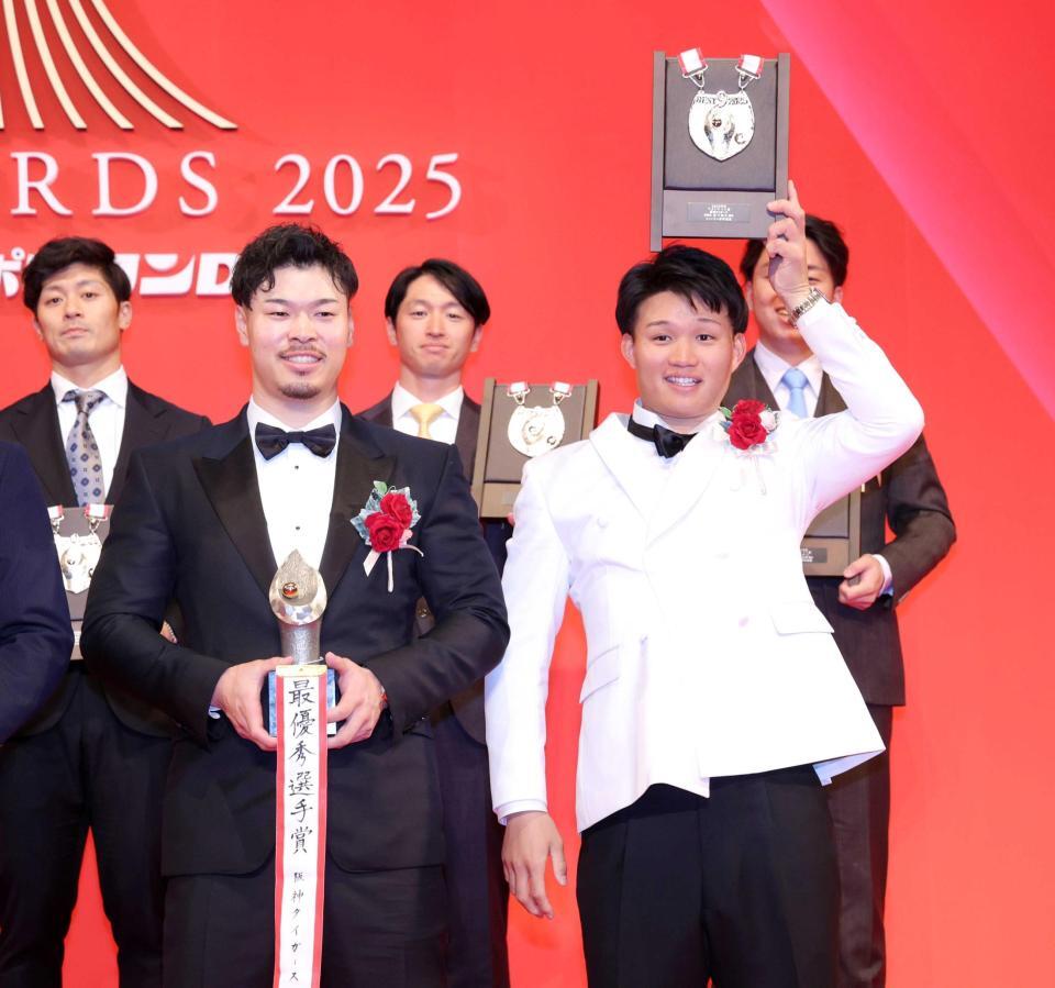 　佐藤輝（左）の横で縦を掲げる森下＝２６日