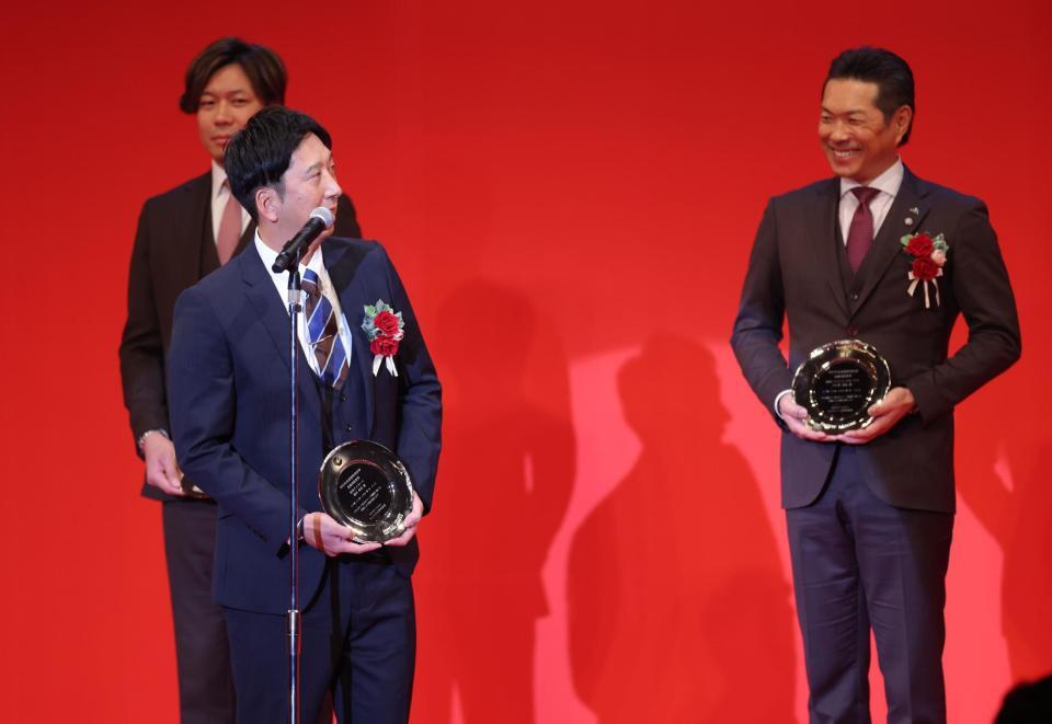 　スピーチの途中で小久保監督（右）の方を見る藤川監督＝２６日