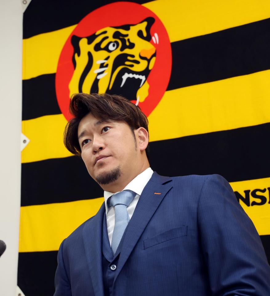 　契約を更改し会見する岩貞（撮影・山口登）