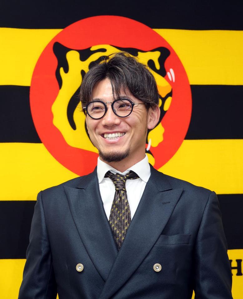 　契約更改を終え、会見する伊藤将（撮影・山口登）