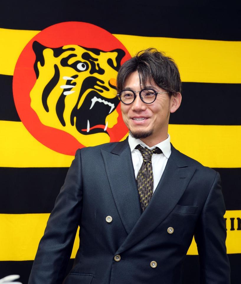 　契約更改を終え、会見する伊藤将（撮影・山口登）