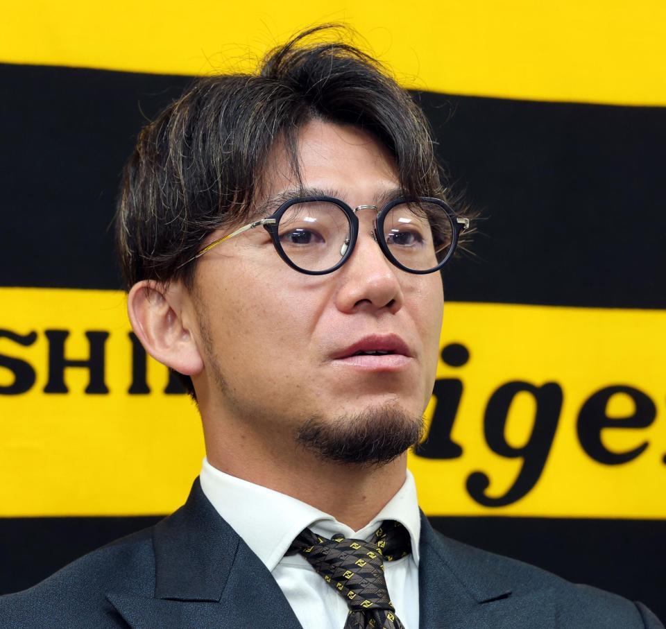 　契約更改を終え、会見する伊藤将（撮影・山口登）