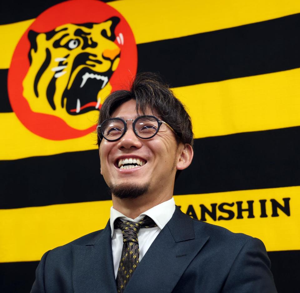 　契約更改を終え、会見する伊藤将（撮影・山口登）