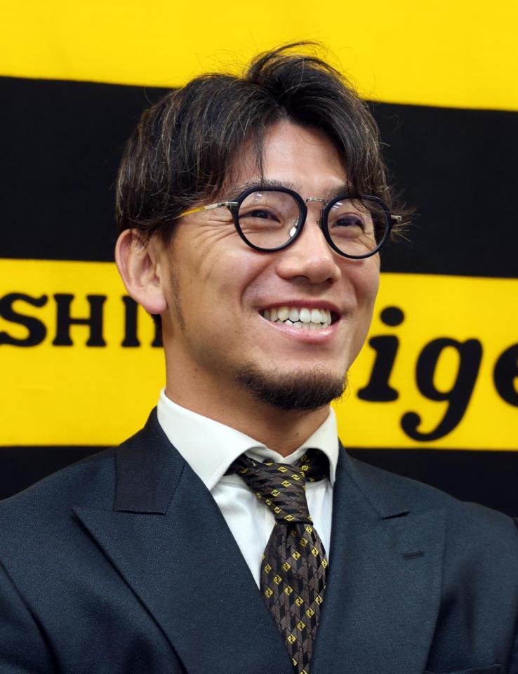 　契約更改を終え、会見する伊藤将（撮影・山口登）