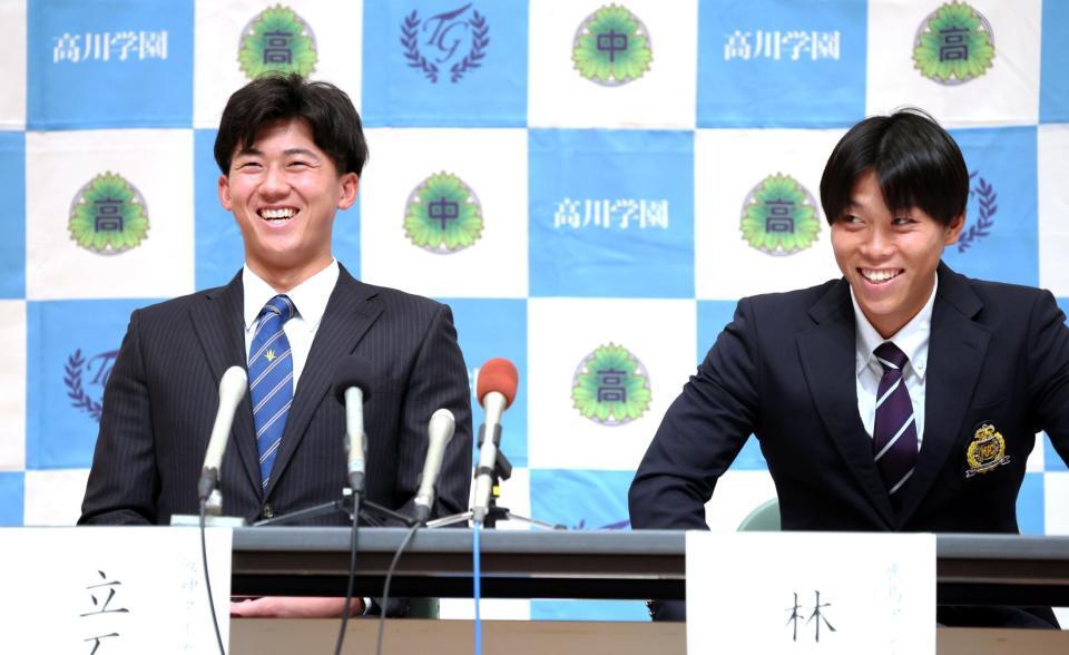 　笑顔を見せるドラフト１位・立石（左）＝撮影・立川洋一郎