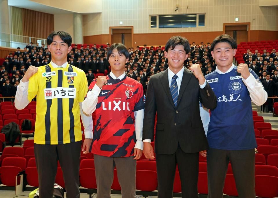 　後輩たちの前で活躍を誓う（右から）鹿児島・中山桂吾、ドラフト１位・立石、鹿島・林晴己、宮崎・徳若碧都（撮影・立川洋一郎）